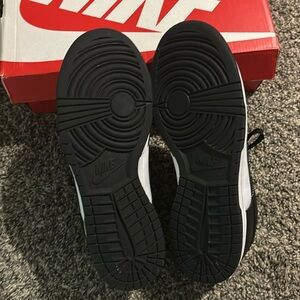 Black and white panda dunks unisex shoe. Men’s size 8.5/ women’s size 10